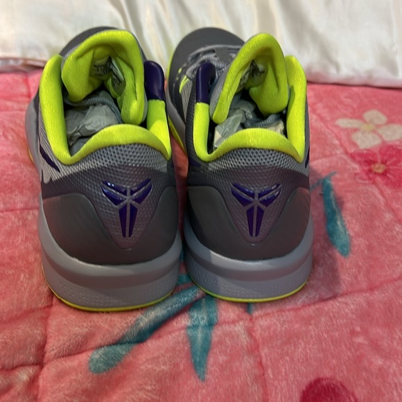 SALE 🔥🔥Vintage Collector Kobe Venomenon 4 Grey. Size:9.5. Serious offers only. - Picture 6 of 10